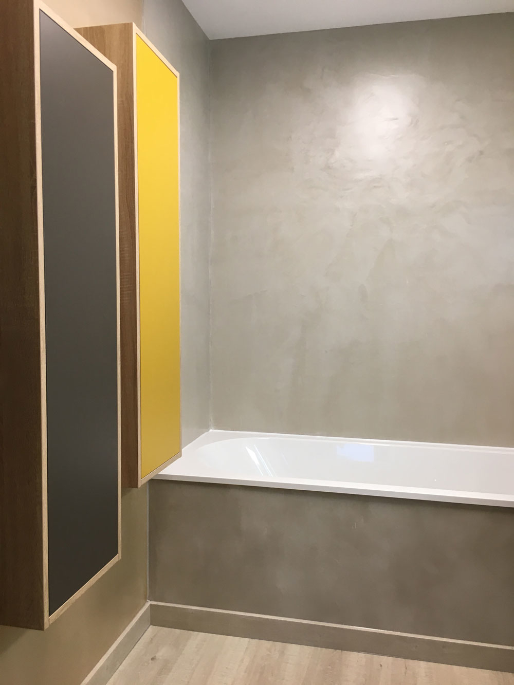 sdb1 murs et tablier de baignoire en bton cir mercadier couleurs gris nuage et noisette lancien carrelage a t recouvert - Finition Mur Salle De Bain sdb1 murs et tablier de baignoire en bton cir mercadier couleurs gris nuage et noisette lancien carrelage a t recouvert - Finition Mur Salle De Bain