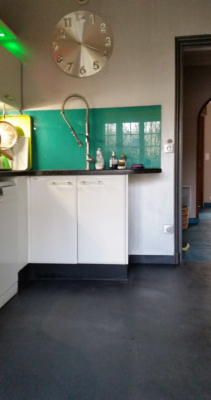 2 - cuisine avec sol rénové en béton ciré